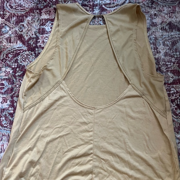 Nike Open Back tank top 🖤 - Picture 3 of 4